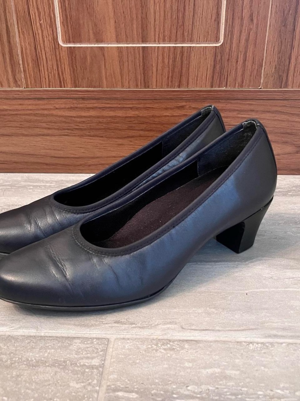 Munro Women's Black Mid-Heel Round-Toe Pumps